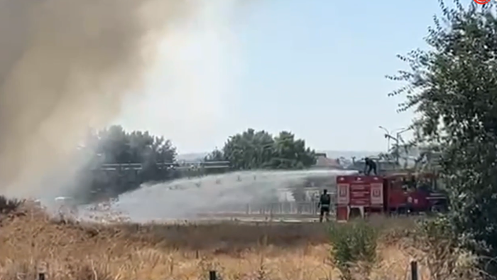 Eskişehir’de yangının nedeni belli oldu: Tır direğe çarptı, kıvılcımlar otları tutuşturdu